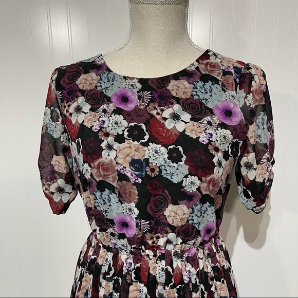 Pins & Needles | Floral Pleated Dress - Picture 2 of 8